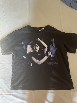 T-shirt Wednesday Addams Jenna Ortega σαν καινούργιο, μαύρο και ξεθωριασμένο