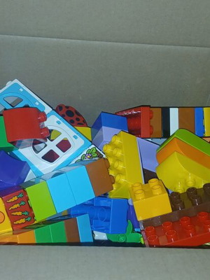Lego Duplo μεταχειρισμένο, κούτα με πολλά κομμάτια για δημιουργικό παιχνίδι