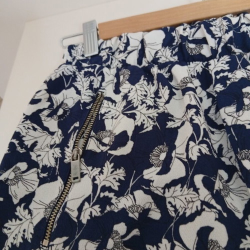 Floral jogger pants like new, size S, blue and white