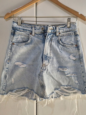Zara denim skirt like new with rips