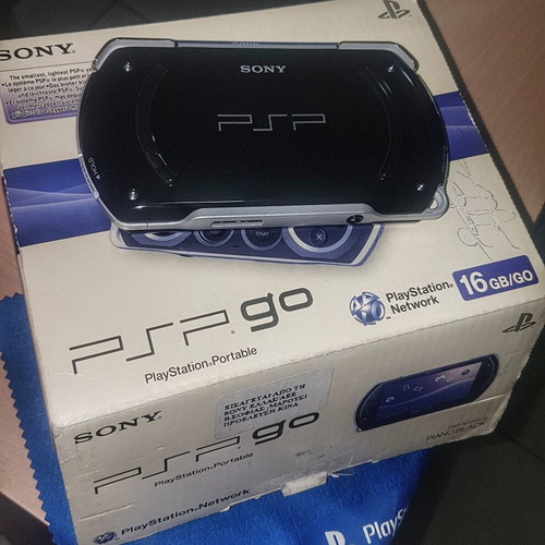 PSP GO 16GB black console with box and charging cable