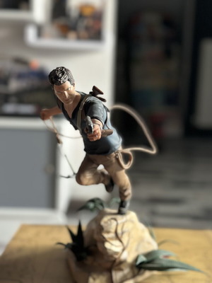 Uncharted 4: A Thief's End Nathan Drake Gaya figure like new, 30 cm