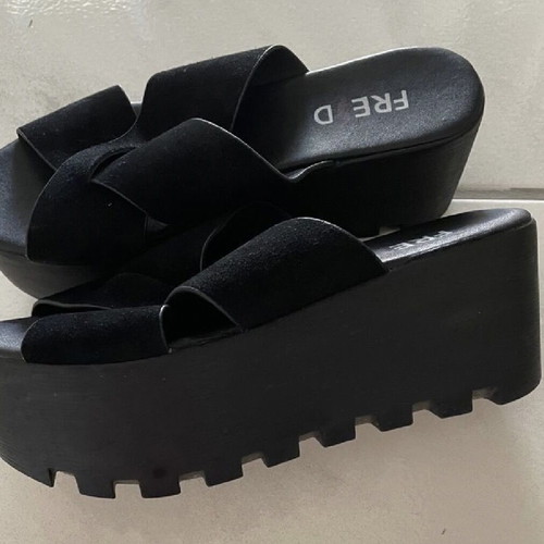 Fred slippers like new, size 39