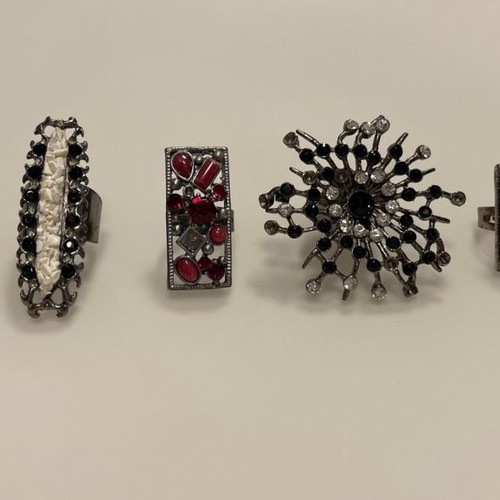 Set of 7 rings used with adjustable clasp