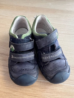 Boys shoes used size 22
