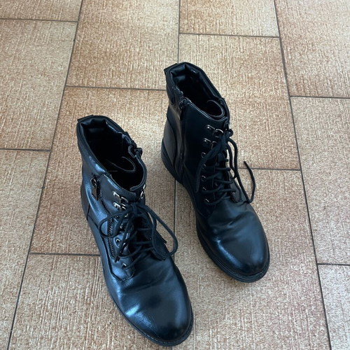 Black leather-style ankle boots like new, size 36