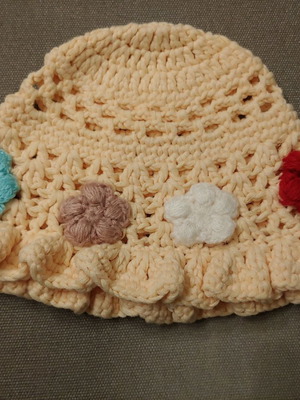 Χειροποίητο βρεφικό καπέλο για κορίτσι nude με πλεκτά λουλούδια καινούριο