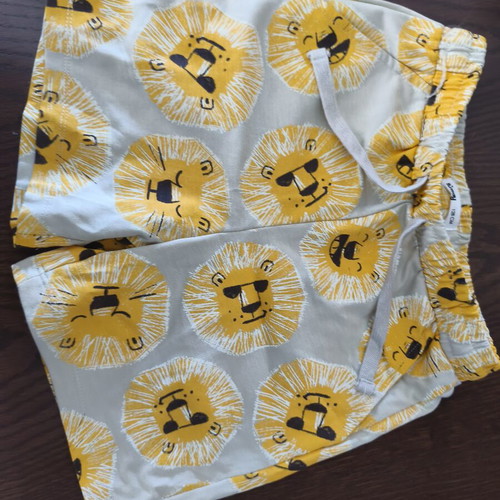 Kids' shorts with lion print size 128 cm like new, gray and yellow