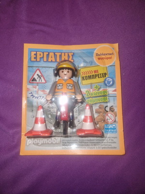 Playmobil worker figure with compresser and two traffic cones
