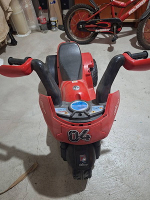 Ηλεκτροκίνητη παιδική μοτοσυκλέτα Ducati μεταχειρισμένη, κόκκινη