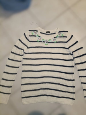 Striped knitted sweater like new with decorative collar