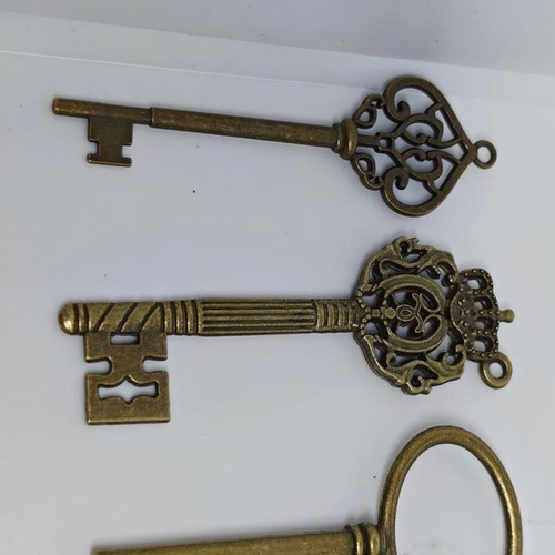 Vintage decorative keys set like new, copper