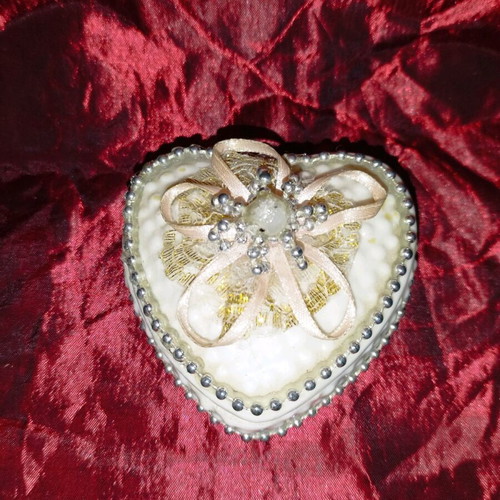 Vintage ceramic heart jewelry box used, white