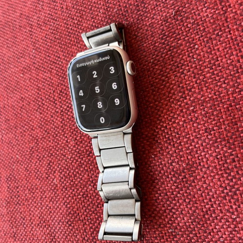 Apple Watch Series 8 GPS like new with charger