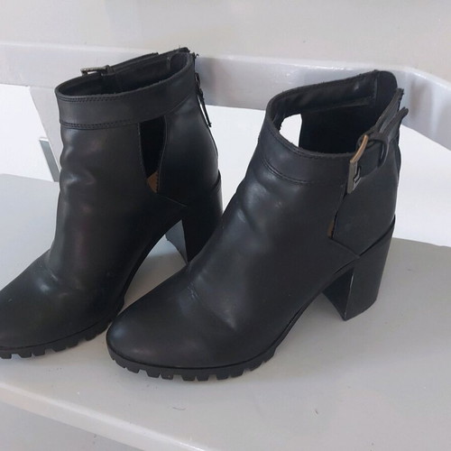 Black ankle boots with heel Pull & Bear like new condition
