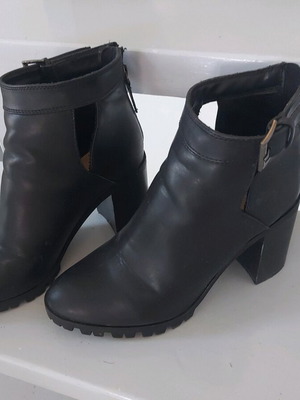 Black ankle boots with heel Pull & Bear like new condition