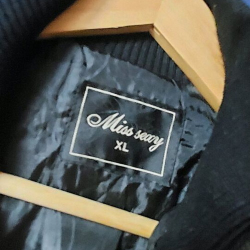 Women's sleeveless jacket black size XL like new