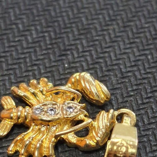 Gold Cancer Pendant 14 Carat like new, 3×1.5 cm, 2.2 grams