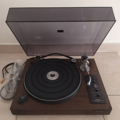 Rotel RP-1500 turntable with wooden base, belt drive, needs service