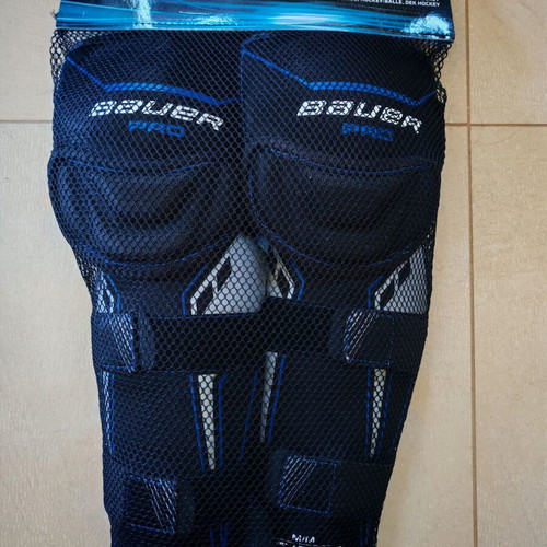 Bauer protective gear for knees and shins like new, Medium 28-30cm