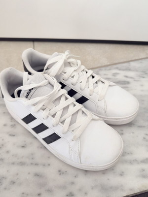 Adidas sneakers like new, size 37, black and white