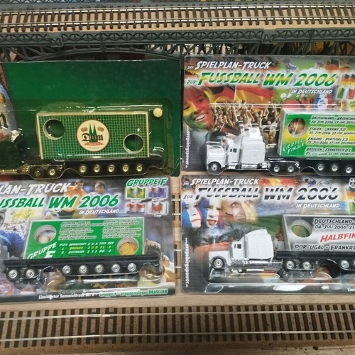 HO Scale Trucks like new, pack of 11 pieces