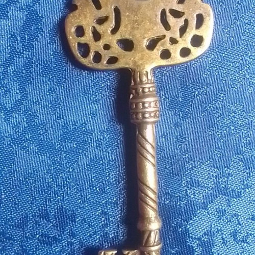 Antique key-shaped pendant like new
