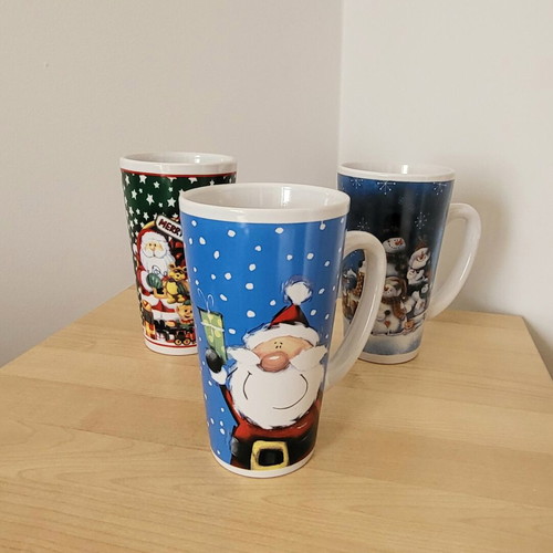 Set of 7 used Christmas mugs in two sizes