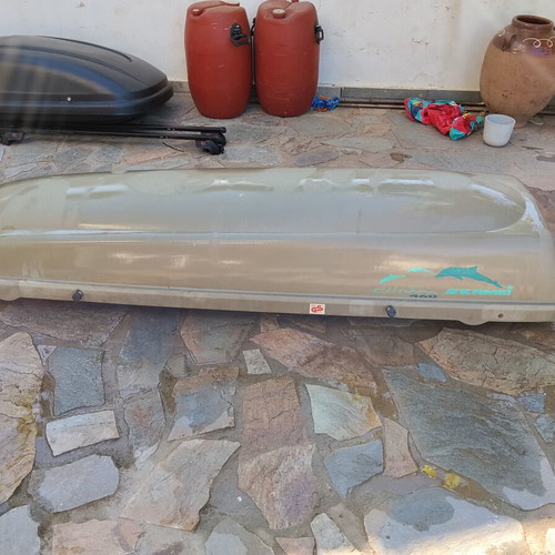 Kamei Delphin 460 roof box used with Thule roof bars