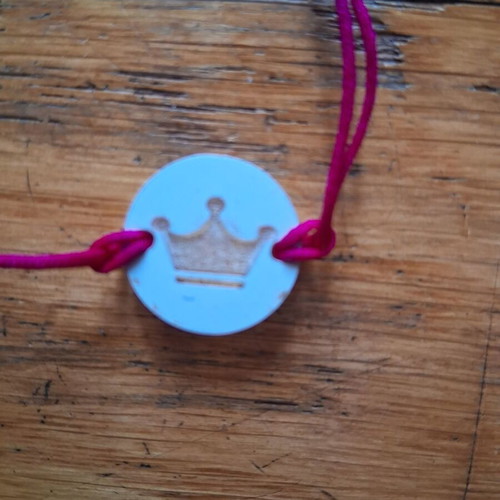 Bracelet with thread and decorative plexiglass used, pink and gold