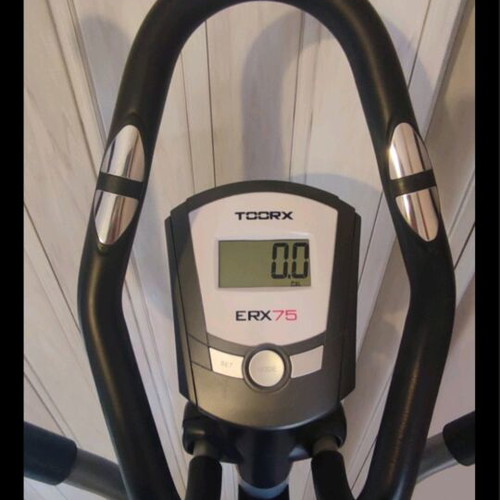 Elliptical trainer like new with LCD screen and magnetic resistance