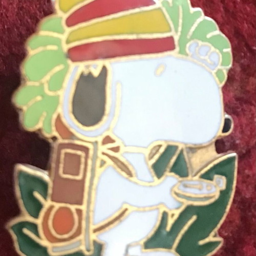 Snoopy pin like new