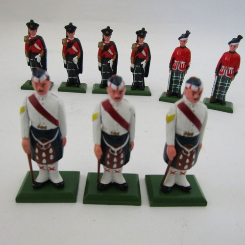 Metal collectible William Grant & Sons military figures like new, set of 9