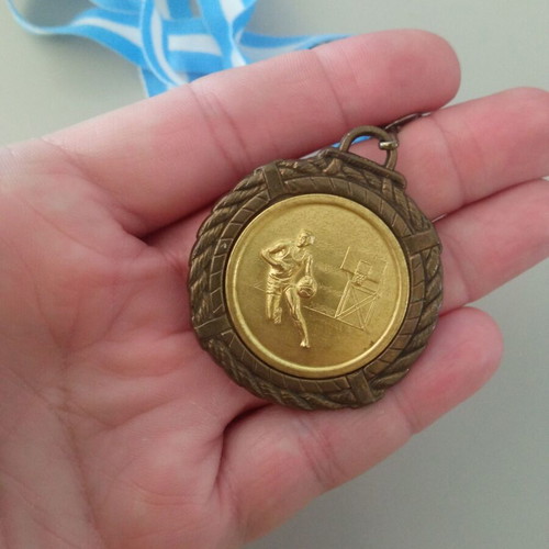 Basketball bronze medal like new with blue and white ribbon