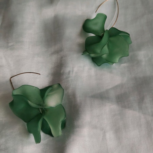 Dangling earrings green like new