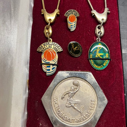 Mundobasket 1998 Athens memorabilia set like new in case