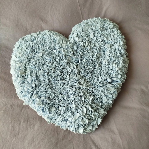 Heart-shaped rag rug bath mat like new, cotton fabric