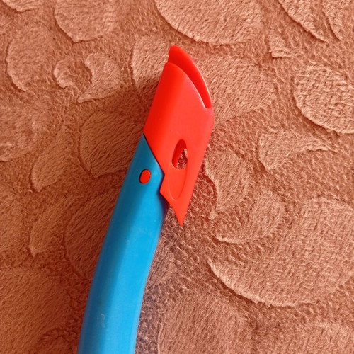 Children's silicone snorkel with purge valve