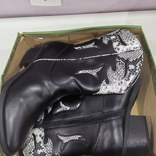 Cowboy boots size 41 new, black and white