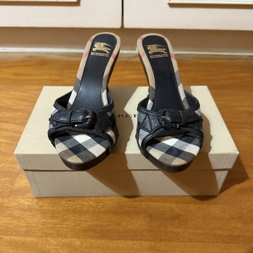 Burberry vintage women's mules like new, Nova Check pattern