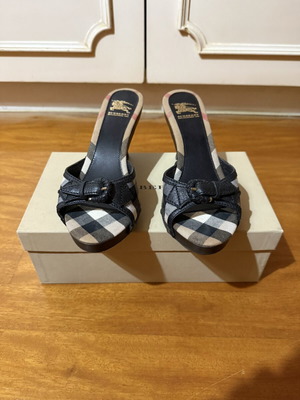 Burberry vintage women's mules like new, Nova Check pattern