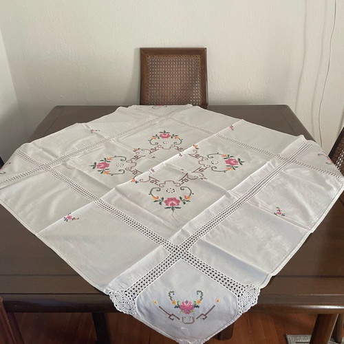 Machine embroidered tablecloth white like new 100x105