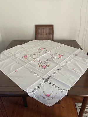 Machine embroidered tablecloth white like new 100x105