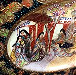  Αντίκα SATSUMA σπάνιο επιχρυσωμένο  επισμαλτωμένο και ζωγραφισμένο στο χέρι πιάτο πορσελάνης ανάγλυφο κρακελέ με υπέροχη παράσταση από 14 φιγούρες γκέισας και πολύχρωμα σμάλτα …Άθικτο!
