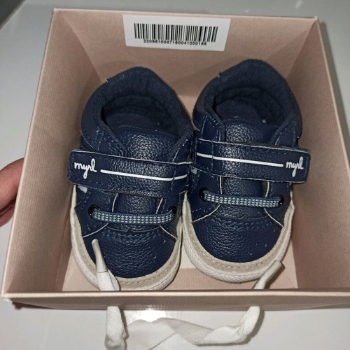 Baby shoes size 16 like new