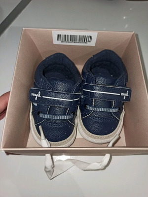 Baby shoes size 16 like new