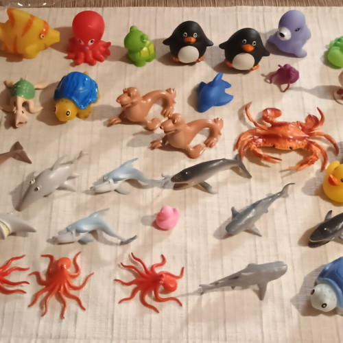 Set of 32 plastic sea and water animals