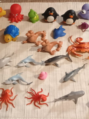 Set of 32 plastic sea and water animals