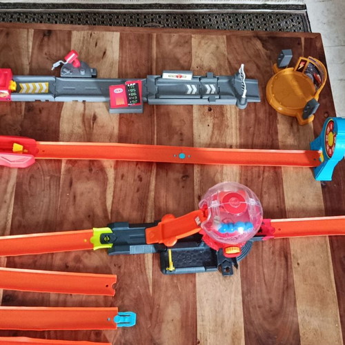 Hot Wheels tracks used in good condition