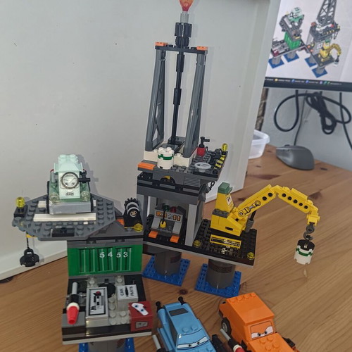 Lego Oil Rig Escape Cars 2 9486 like new, 470 pieces, complete set with 4 vehicles